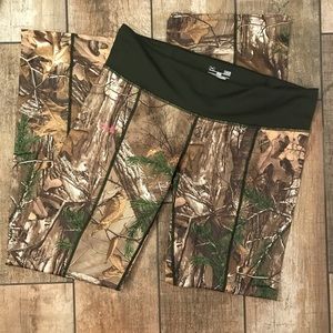 Under Armour Camo Yoga Pants size L